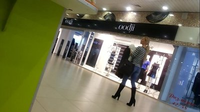 Chica xenial no supermercado.